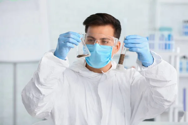 Scientist Studying Samples Soil Laboratory — Stock Photo, Image