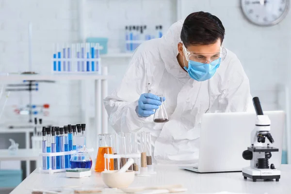 Scientist Studying Samples Soil Laboratory — Stock Photo, Image