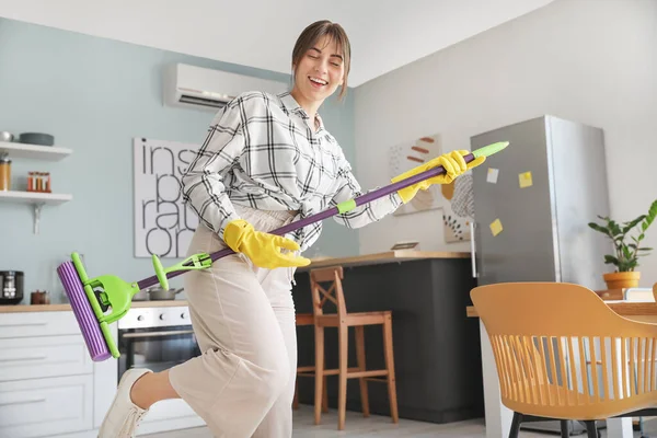 Mujer Joven Divirtiéndose Mientras Limpia Cocina — Foto de Stock