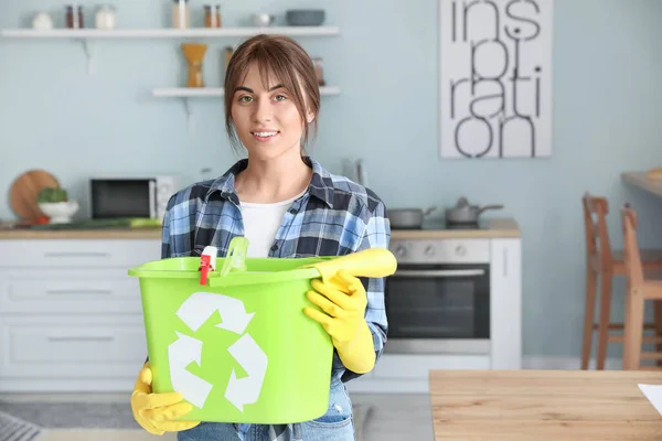 Jovem Mulher Com Suprimentos Limpeza Cozinha — Fotografia de Stock