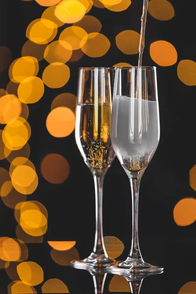 Pouring Champagne Glasses Dark Background Blurred Lights — Stock Photo, Image