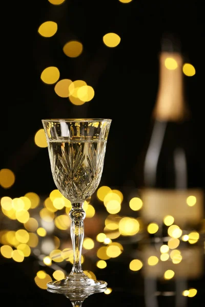 Bicchiere Champagne Gustoso Sfondo Scuro Con Luci Sfocate — Foto Stock