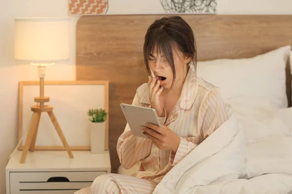 Mladá Žena Trpí Nedostatkem Spánku Tabletovým Počítačem Ložnici — Stock fotografie