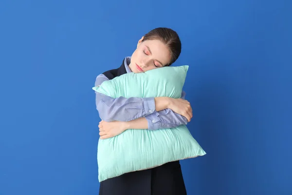 Donna Stanca Con Cuscino Sfondo Colori Concetto Privazione Del Sonno — Foto Stock