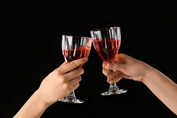 Mains Féminines Avec Verres Champagne Sur Fond Sombre — Photo