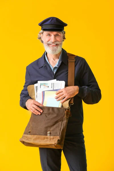 ハンサムな古い郵便配達人の背景色 — ストック写真