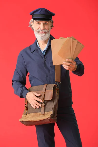 Renkli Arka Planda Yakışıklı Yaşlı Postacı — Stok fotoğraf