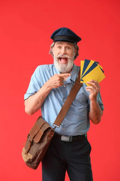 Cartero Viejo Sorprendido Sobre Fondo Color — Foto de Stock