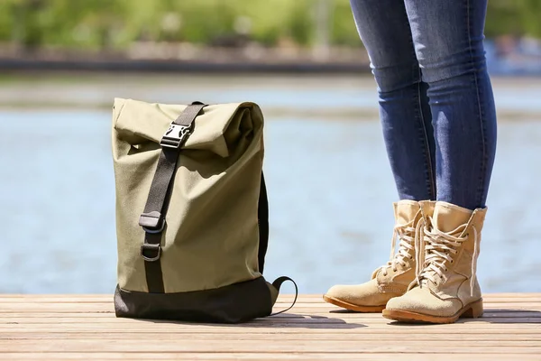 Viajero Femenino Con Mochila Cerca Del Río —  Fotos de Stock