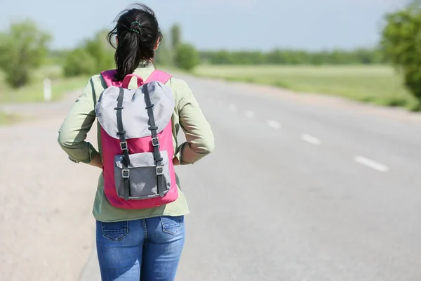 Viajero Femenino Con Mochila Caminando Por Camino — Foto de Stock