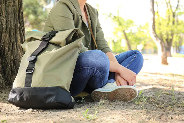 Female Traveler Backpack Park — Stock Photo, Image