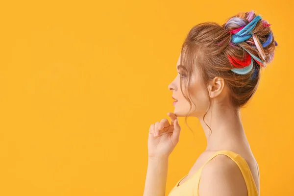 Bella Giovane Donna Con Capelli Insoliti Sfondo Colore — Foto Stock