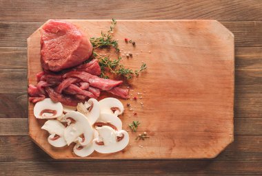 Masada mantarlı ve baharatlı taze et parçaları.
