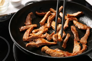 Lezzetli sığır stroganof pişirme, yakın plan.