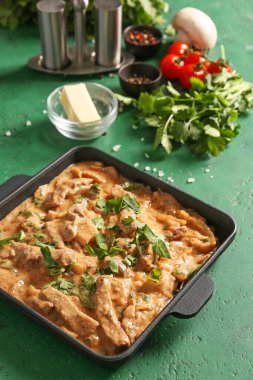 Renkli arkaplanda lezzetli sığır stroganofu