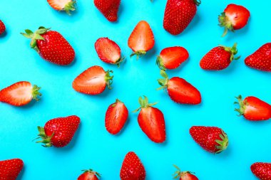 Renkli arkaplanda olgun çilek