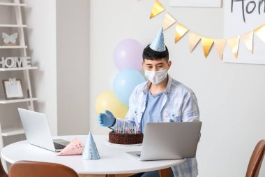 Asyalı bir adamın doğum gününde arkadaşlarıyla görüntülü konuşması. Salgın kavramı