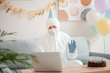 Asyalı bir adamın doğum gününde arkadaşlarıyla görüntülü konuşması. Salgın kavramı