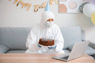 Asyalı bir adamın doğum gününde arkadaşlarıyla görüntülü konuşması. Salgın kavramı