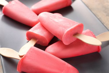 Lezzetli çilekli dondurma tabağı, yakın plan.