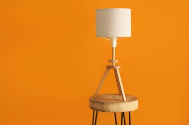 Lamba renkli duvarın yanındaki masada.