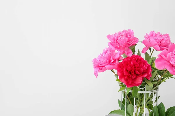 Florero Con Hermosas Flores Peonía Sobre Fondo Claro — Foto de Stock