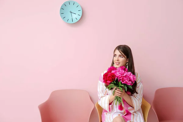 Güzel Şakayıklı Çiçekleri Olan Genç Bir Kadın Renkli Duvarın Yanında — Stok fotoğraf