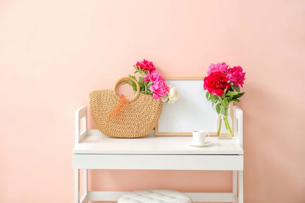 Beautiful Peony Flowers Bag Cup Coffee Table Room — Stock Photo, Image