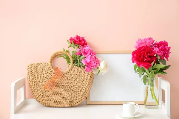 Belles Fleurs Pivoine Avec Sac Tasse Café Sur Table Dans — Photo
