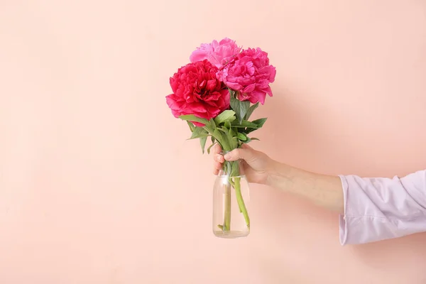 Renkli Arka Planda Güzel Şakayık Çiçekleri Olan Kadın Eli — Stok fotoğraf