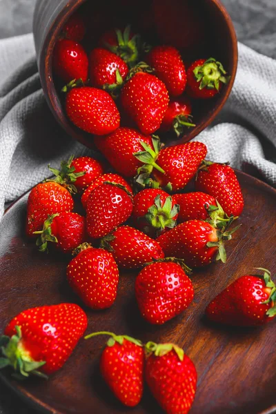 Süße Reife Erdbeere Auf Tisch Verstreut — Stockfoto