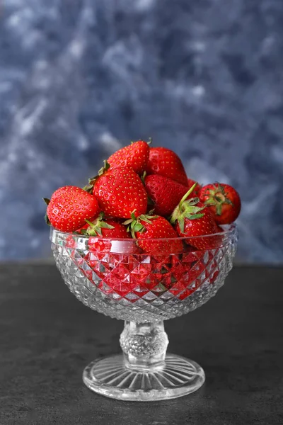 Dessertschüssel Aus Glas Mit Reifen Erdbeeren Auf Dem Tisch — Stockfoto
