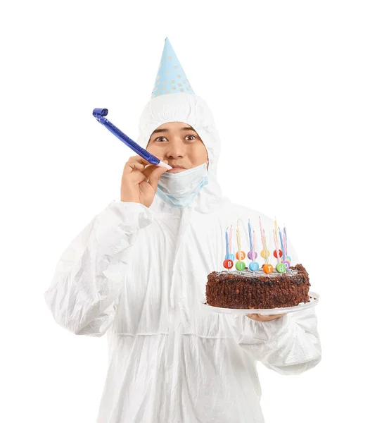 バイオハザードスーツのアジア人男性と白を背景に誕生日ケーキと 流行の概念 — ストック写真