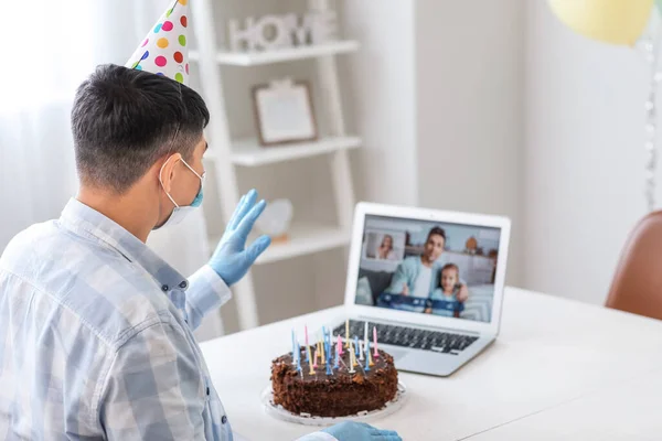 Asiático Hombre Vídeo Chat Con Amigos Cumpleaños Casa Concepto Epidemia — Foto de Stock