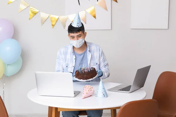 Asiatisk Man Videochattar Med Vänner Hans Födelsedag Hemma Begreppet Epidemi — Stockfoto