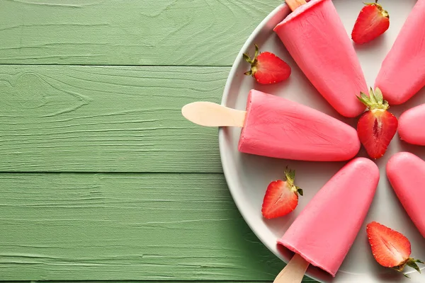 Plate Tasty Strawberry Ice Cream Table — Stock Photo, Image