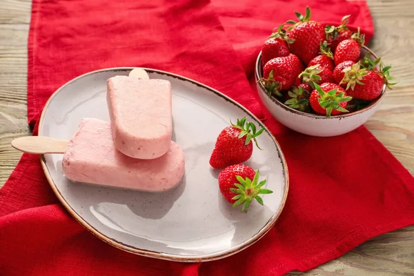 Plate Tasty Strawberry Ice Cream Table — Stock Photo, Image