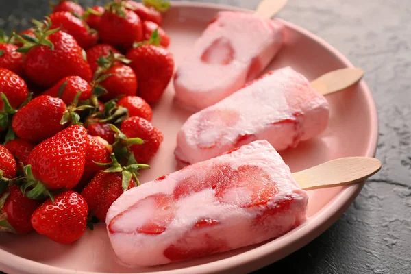 Assiette Avec Une Délicieuse Crème Glacée Aux Fraises Sur Fond — Photo