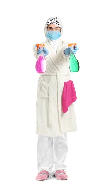 Huisvrouw Beschermende Kostuum Met Schoonmaak Benodigdheden Witte Achtergrond — Stockfoto