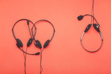 Renk arkaplanı üzerine modern kulaklıklar