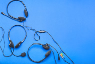 Renk arkaplanı üzerine modern kulaklıklar