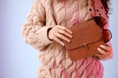 Renkli çantalı güzel bir Afro-Amerikalı kadın.