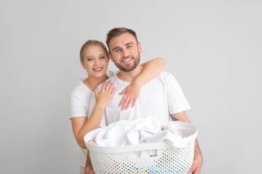 Gri arka planda çamaşırları olan çift.