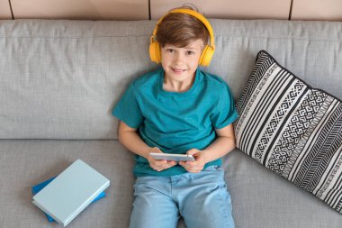 Evde ders çalışan sevimli küçük bir çocuk. Çevrimiçi eğitim kavramı