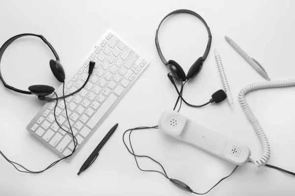 Koptelefoons Toetsenbord Met Telefoon Witte Achtergrond — Stockfoto