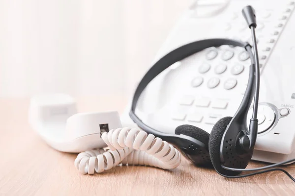 Auscultadores Telefone Mesa Agente Suporte Técnico Escritório — Fotografia de Stock