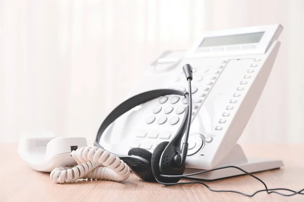 Auscultadores Telefone Mesa Agente Suporte Técnico Escritório — Fotografia de Stock