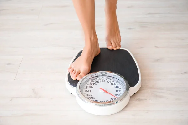 Young Woman Measuring Her Weight Home — Stock Photo, Image