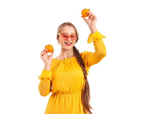 Ung Kvinna Med Mandariner Vit Bakgrund Diet Koncept — Stockfoto