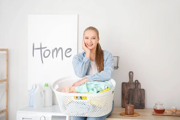 Mujer Joven Haciendo Colada Casa — Foto de Stock